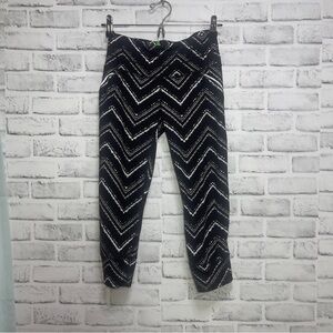 Athleta Black White Chevron Zig Zag Relay Zip Pocket Capri Leggings XS